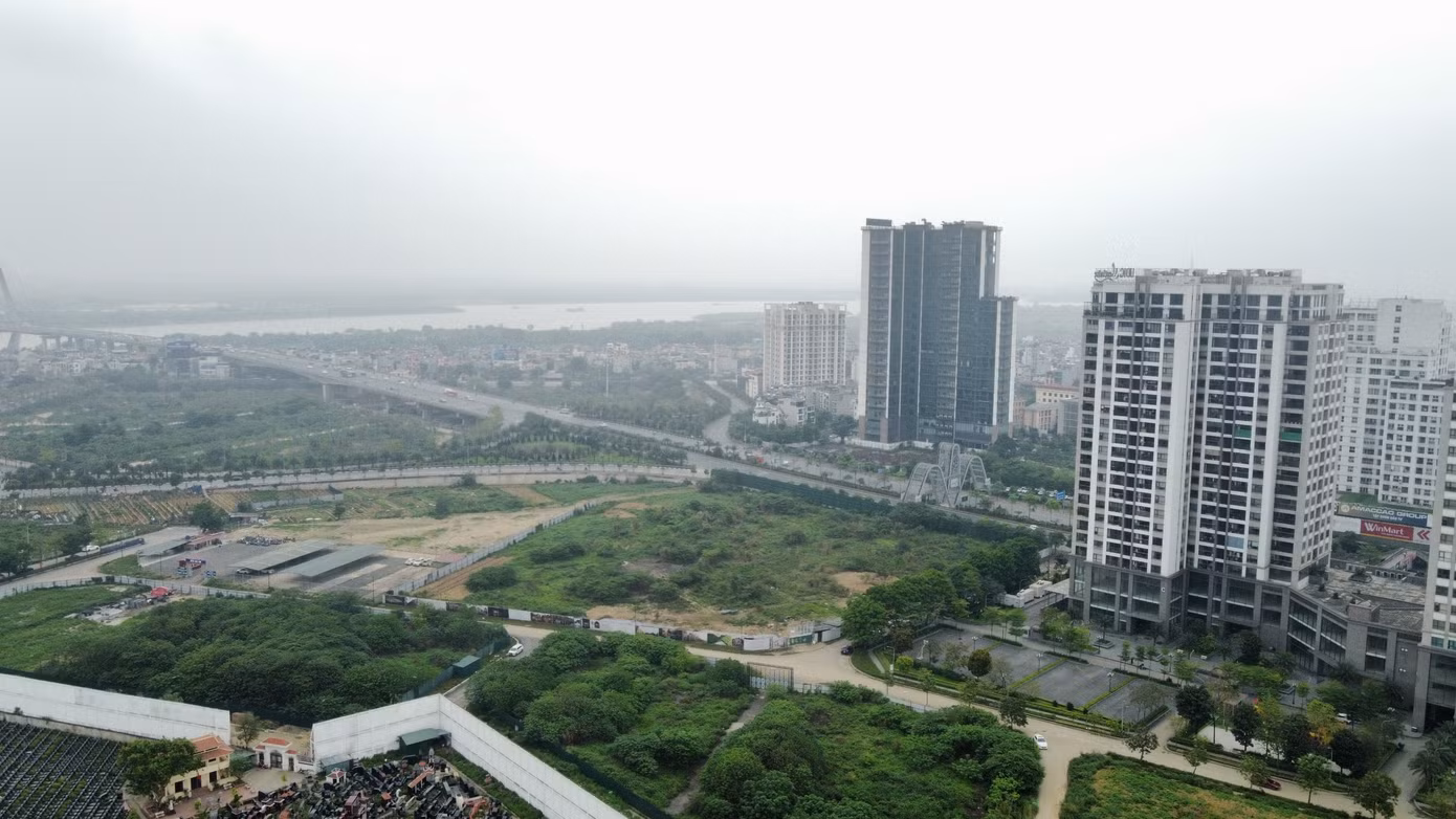 Dữ liệu cho thấy, Công ty Đầu tư Thương mại Bình Tân (Công ty Bình Tân) đã ký hợp đồng đặt cọc để chuyển nhượng dự án Công trình trung tâm thương mại trên lô đất TM01 thuộc Dự án Khu đô thị Nam Thăng Long vào ngày 28/12/2021.