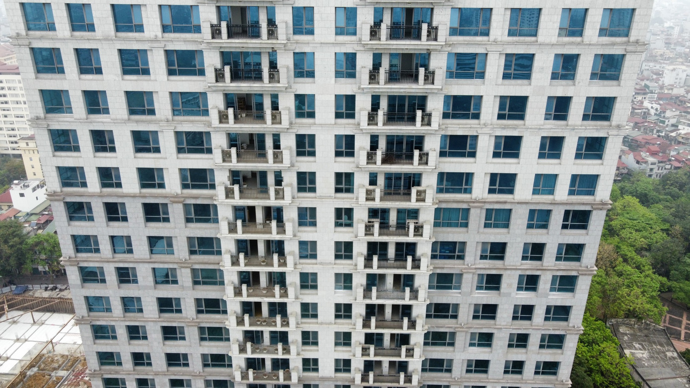 Theo ghi nhận, hiện một số website giới thiệu về dự án D’.Palais de Louis số 6 Nguyễn Văn Huyên với cái tên mới là Hanoi Signature. Dự án gồm 1 block cao 27 tầng, 4 tầng hầm với tổng số 242 căn hộ chia ra 10 loại căn hộ với 10 phong cách nội thất khác nhau. Diện tích mặt bằng căn hộ từ 120,9m2 đến 260,8m2 và 2 căn Penthouse rộng hơn 1.000m2. Đặc biệt, những căn hộ “đế vương” được dát vàng và trang bị những nội thất đẳng cấp.