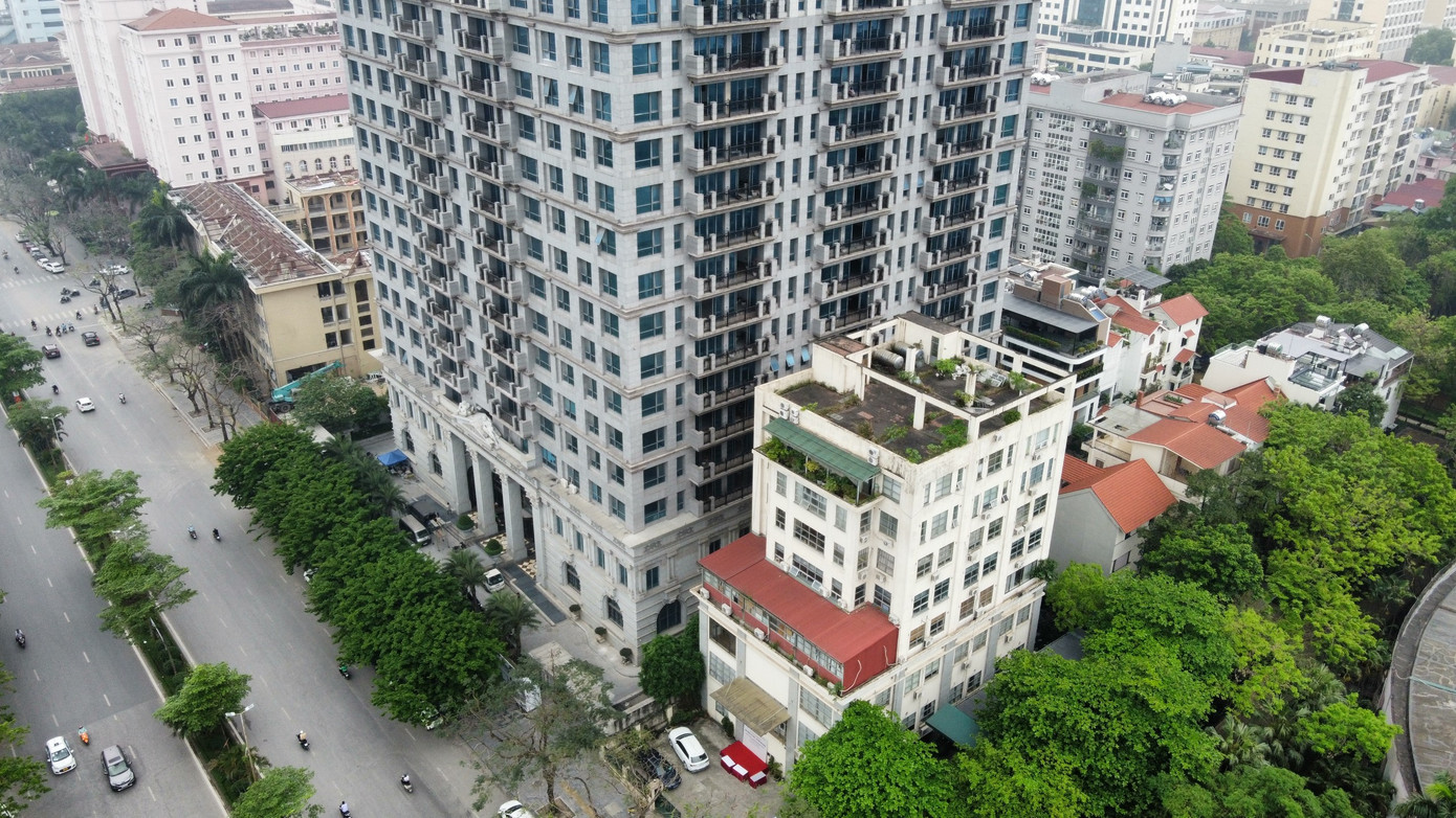 Trong đó, tuyên phạt bị cáo Đỗ Anh Dũng (Chủ tịch Tập đoàn Tân Hoàng Minh) mức án 8 năm tù về tội "Lừa đảo chiếm đoạt tài sản". Cùng tội, tòa tuyên bị cáo Đỗ Hoàng Việt (con trai ông Dũng) 3 năm tù.