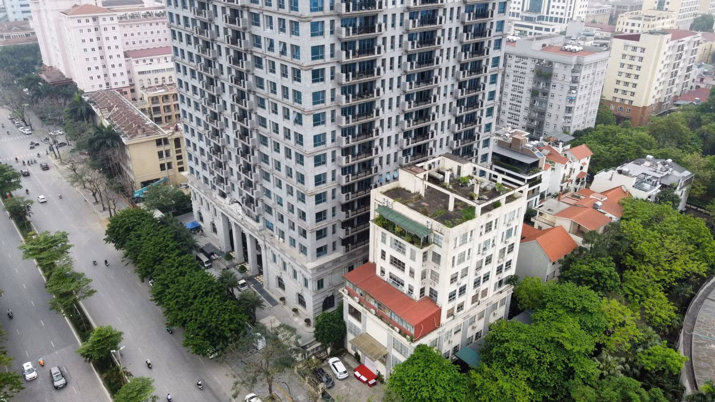 Trong đó, tuyên phạt bị cáo Đỗ Anh Dũng (Chủ tịch Tập đoàn Tân Hoàng Minh) mức án 8 năm tù về tội "Lừa đảo chiếm đoạt tài sản". Cùng tội, tòa tuyên bị cáo Đỗ Hoàng Việt (con trai ông Dũng) 3 năm tù.