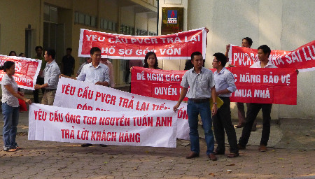 Khách hàng bày tỏ sự phẫn nộ trước trụ sở PVR. Ảnh: Ngọc Cương (Dân trí)