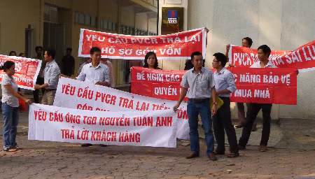 Khách hàng bày tỏ sự phẫn nộ trước trụ sở PVR. Ảnh: Ngọc Cương (Dân trí)