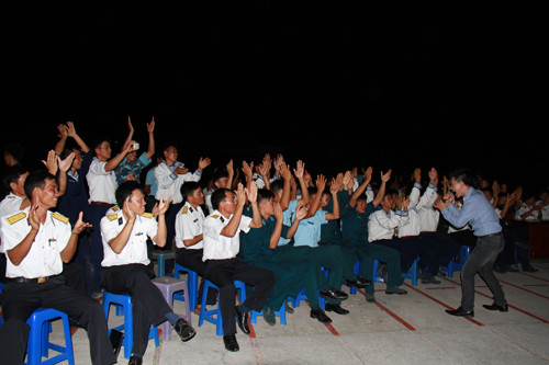 Ca sĩ Hoàng Hiệp hát với các chiến sỹ đảo Song Tử Tây