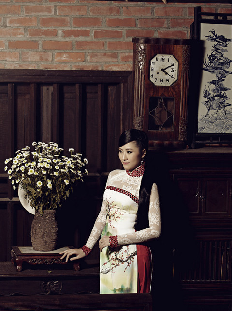 Á khôi Sinh viên Hải Phòng khoe nét đẹp duyên dáng của người con gái Việt trong tà áo dài và khung cảnh mang đậm chất cổ điển