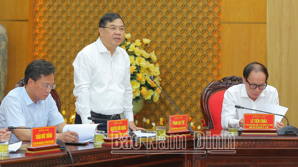 Đồng chí Phạm Gia Túc, Ủy viên BCH Trung ương Đảng, Bí thư Tỉnh ủy Nam Định phát biểu tại hội nghị.