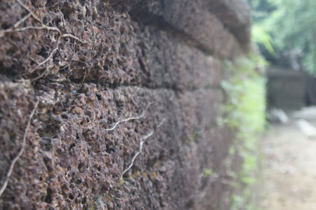 Lăng hình chữ nhật theo hướng Nam với diện tích khoảng trên 400 m². Ba mặt tường phía Bắc - Đông - Tây được xây bằng đá ong