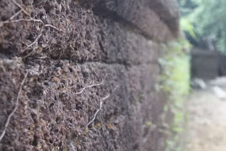 Lăng hình chữ nhật theo hướng Nam với diện tích khoảng trên 400 m². Ba mặt tường phía Bắc - Đông - Tây được xây bằng đá ong