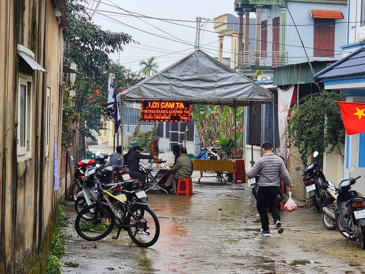 Người thân lo hậu sự cho bà M. Người thân lo hậu sự cho bà M.