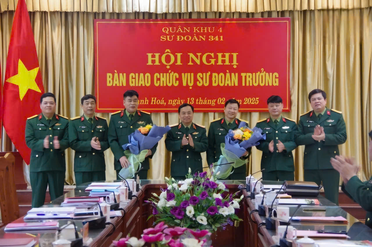 Thiếu tướng Nguyễn Ngọc Hà, Phó Tư lệnh Quân khu 4 tặng hoa chúc mừng các đồng chí nhận nhiệm vụ mới
