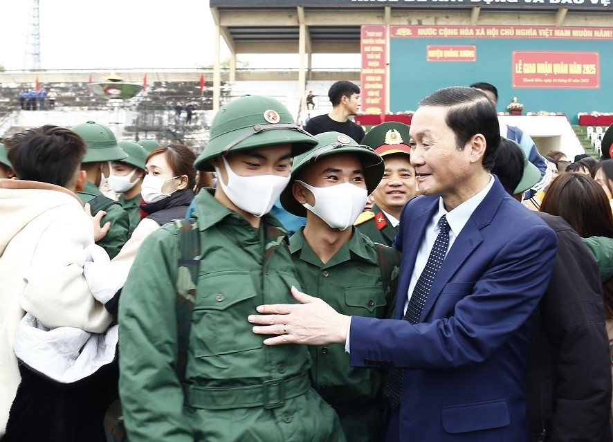 Chủ tịch UBND tỉnh Thanh Hóa Đỗ Minh Tuấn động viên các tân binh tại huyện Quảng Xương. Chủ tịch UBND tỉnh Thanh Hóa Đỗ Minh Tuấn động viên các tân binh tại huyện Quảng Xương.
