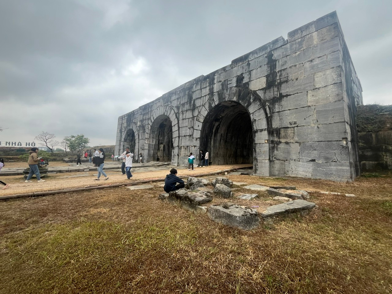 Du khách trải nghiệm tại Thành Nhà Hồ, huyện Vĩnh Lộc.