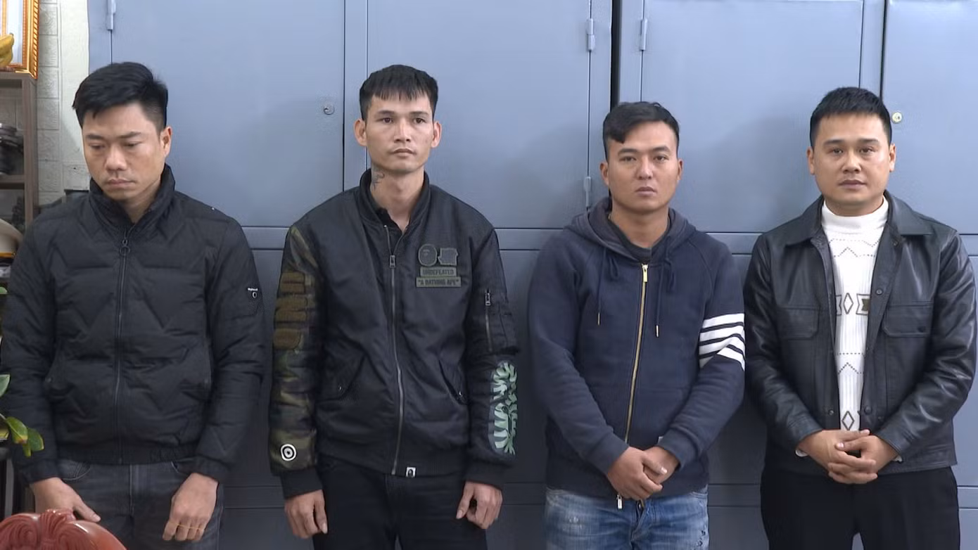 Các đối tượng (từ trái sang phải): Huy, Linh, Khánh, Tuyến
