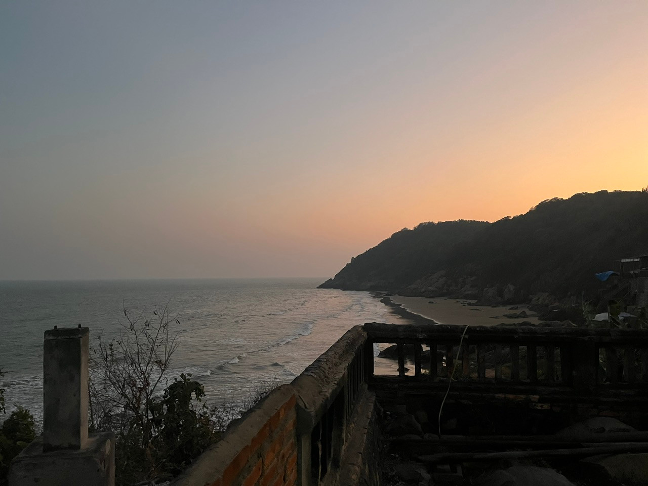 Từ đền Độc Cước hướng ra biển. Từ đền Độc Cước hướng ra biển.