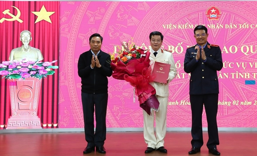 Bí thư Tỉnh ủy Thanh Hóa Nguyễn Doãn Anh và Viện trưởng VKSND tối cao Nguyễn Huy Tiến trao quyết định và tặng hoa chúc mừng tân Viện trưởng VKSND tỉnh Thanh Hóa.