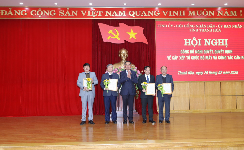 Phó Bí thư Tỉnh ủy Trịnh Tuấn Sinh trao quyết định và tặng hoa chúc mừng. Phó Bí thư Tỉnh ủy Trịnh Tuấn Sinh trao quyết định và tặng hoa chúc mừng.