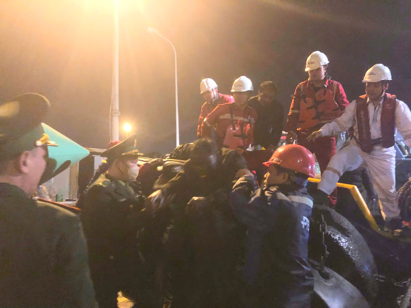 Lực lượng chức năng đưa các thuyền viên gặp nạn lên bờ