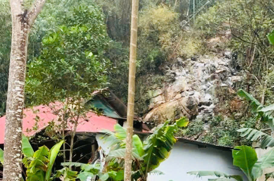 Hiện trường núi đá sạt lở. Hiện trường núi đá sạt lở.