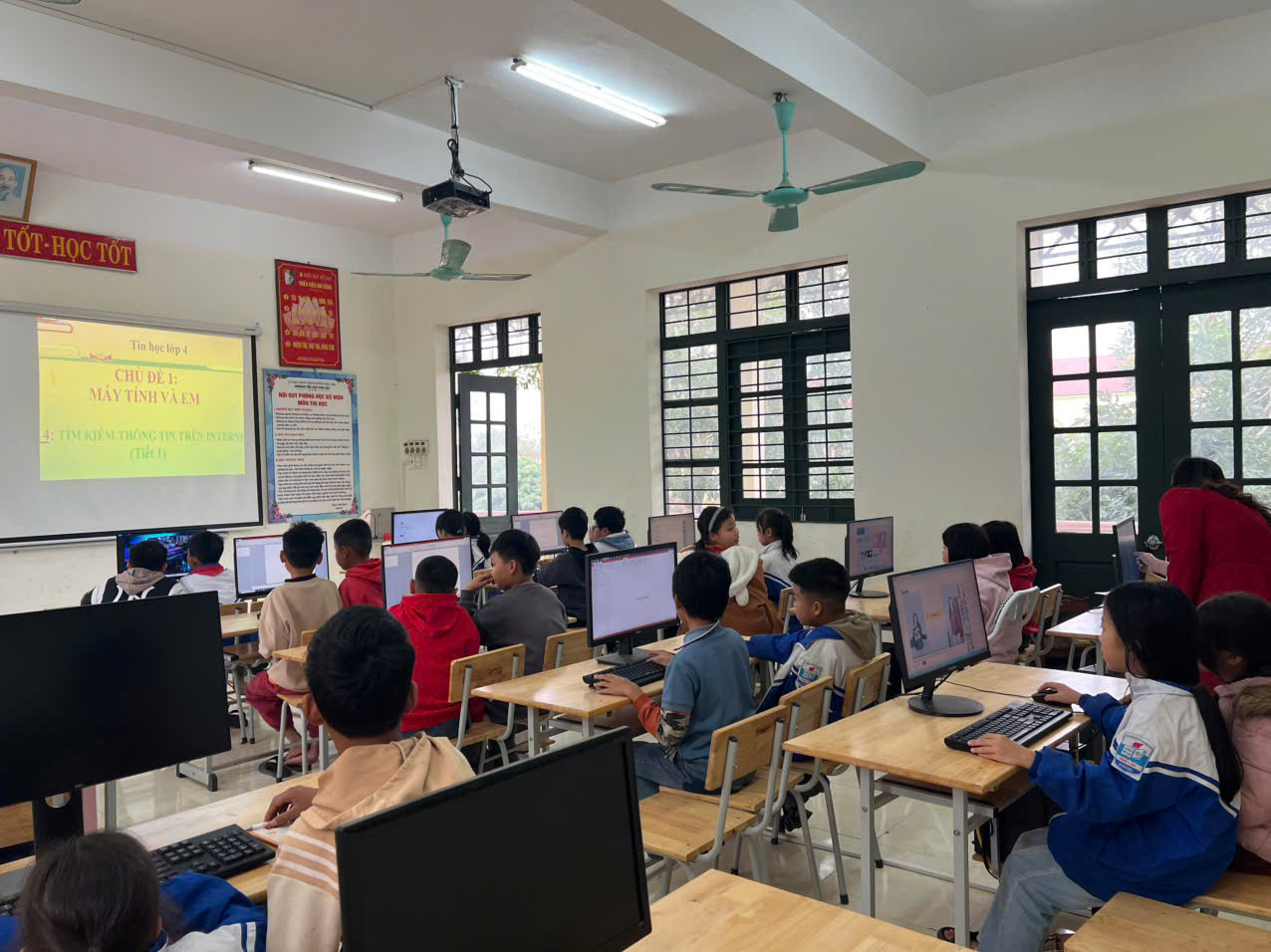 Giờ học của học sinh Trường tiểu học và THCS xã Bình Lương, huyện Như Xuân, Thanh Hóa