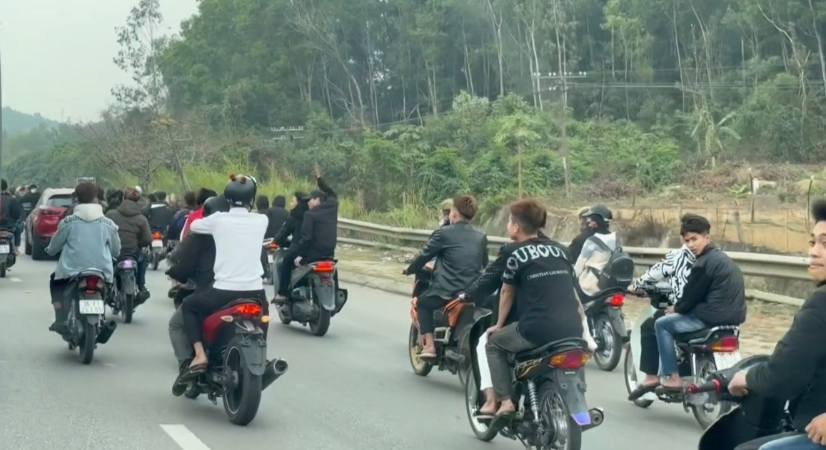 Nhóm thanh niên không đội mũ, dàn hàng ngang trên đường. Ảnh cắt từ video Nhóm thanh niên không đội mũ, dàn hàng ngang trên đường. Ảnh cắt từ video