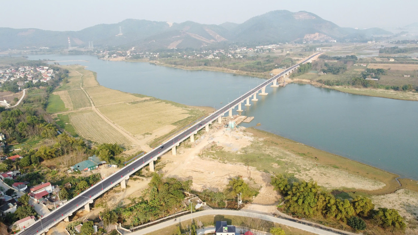 Hạng mục cầu vượt sông Mã thuộc dự án đường nối Quốc lộ 1A và Quốc lộ 45