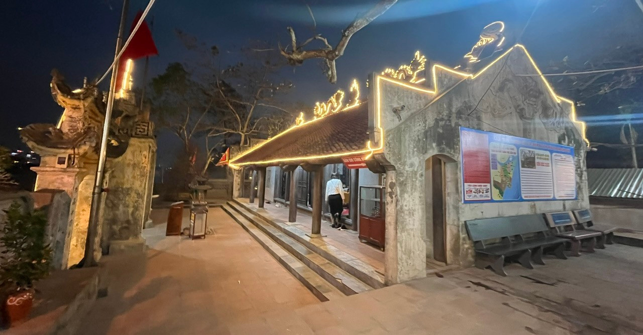 Đền Độc Cước gồm tiền đường, trung đường và hậu cung Đền Độc Cước gồm tiền đường, trung đường và hậu cung