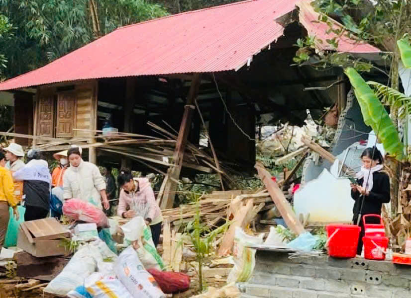 Hỗ trợ gia đình ông Hanh di chuyển đồ đạc. Hỗ trợ gia đình ông Hanh di chuyển đồ đạc.