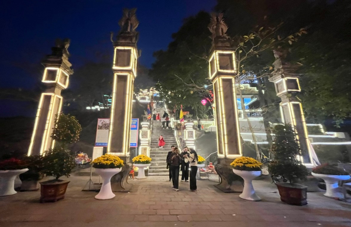 Đêm bình yên nơi cửa đền Độc Cước. Đêm bình yên nơi cửa đền Độc Cước.