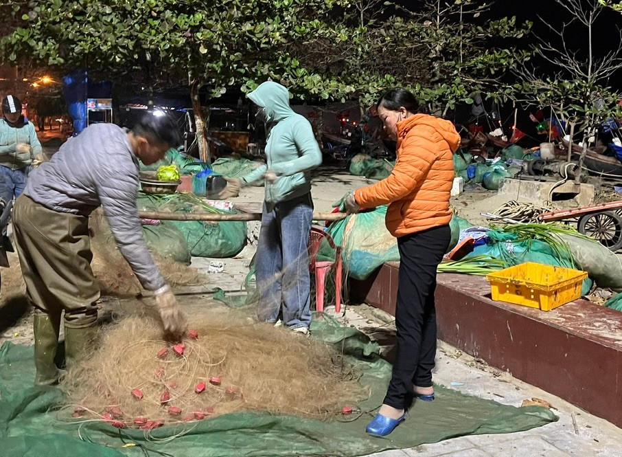 Ngư dân Sầm Sơn gỡ lưới, chuẩn bị ra khơi. Ngư dân Sầm Sơn gỡ lưới, chuẩn bị ra khơi.