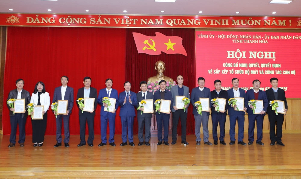 Phó Bí thư Thường trực Tỉnh ủy Thanh Hóa Lại Thế Nguyên trao quyết định và tặng hoa chúc mừng những người vừa nhận nhiệm vụ mới. Phó Bí thư Thường trực Tỉnh ủy Thanh Hóa Lại Thế Nguyên trao quyết định và tặng hoa chúc mừng những người vừa nhận nhiệm vụ mới.