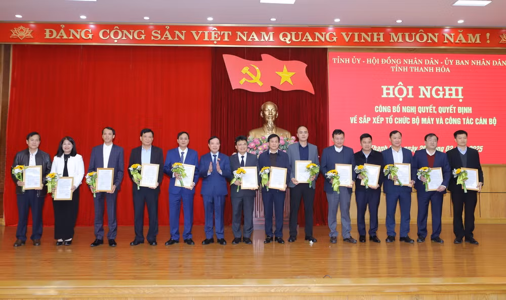 Phó Bí thư Thường trực Tỉnh ủy Thanh Hóa Lại Thế Nguyên trao quyết định và tặng hoa chúc mừng những người vừa nhận nhiệm vụ mới.