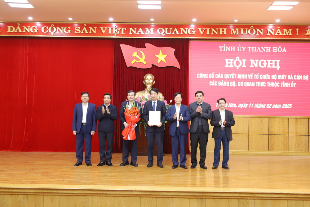 Bí thư Tỉnh ủy Nguyễn Doãn Anh trao các quyết định của Ban Thường vụ Tỉnh ủy và tặng hoa chúc mừng Ban Tuyên giáo và Dân vận Tỉnh ủy.