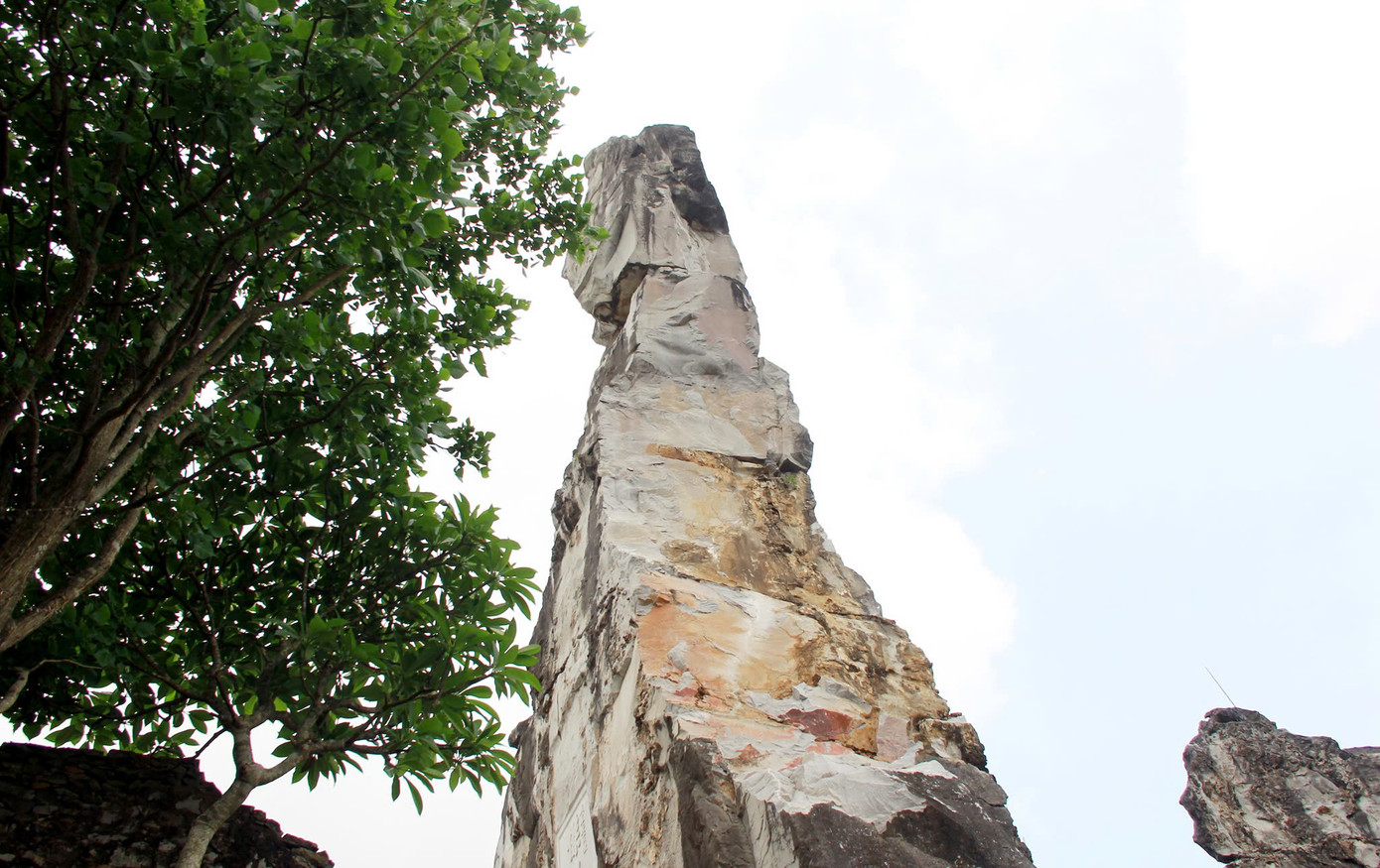 Tờ trình của UBND tỉnh Thanh Hóa gửi Bộ Văn hóa, Thể thao và Du lịch cũng nêu rõ việc bảo tồn, gia cố di tích Hòn Vọng Phu nhằm giữ gìn, tôn vinh những giá trị di tích lịch sử - văn hóa, để di tích trở thành điểm du lịch văn hóa - lịch sử, phục vụ tham quan, du lịch.