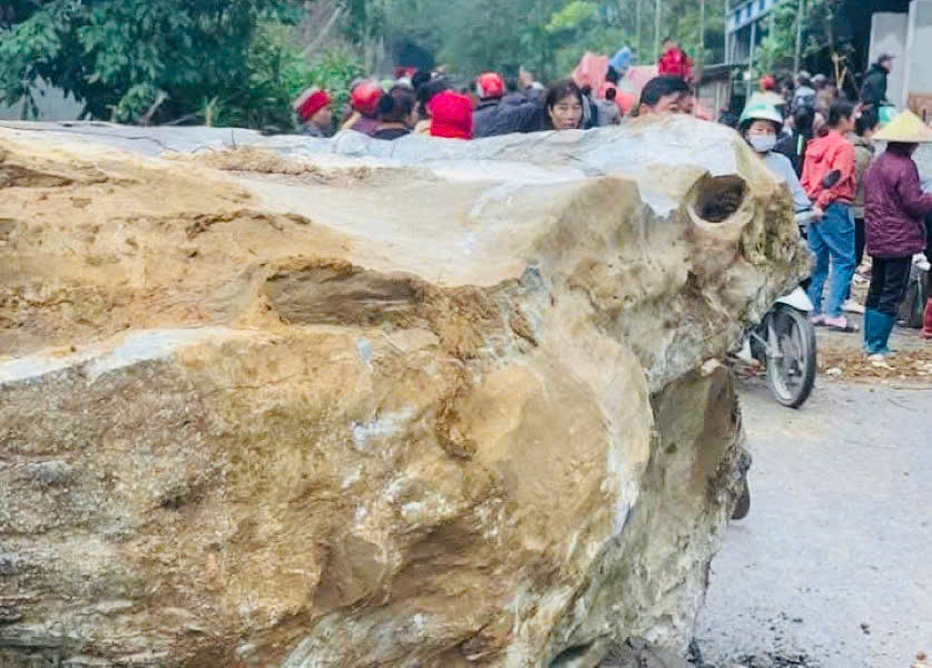 Một tảng đá to rơi từ núi xuống. Một tảng đá to rơi từ núi xuống.