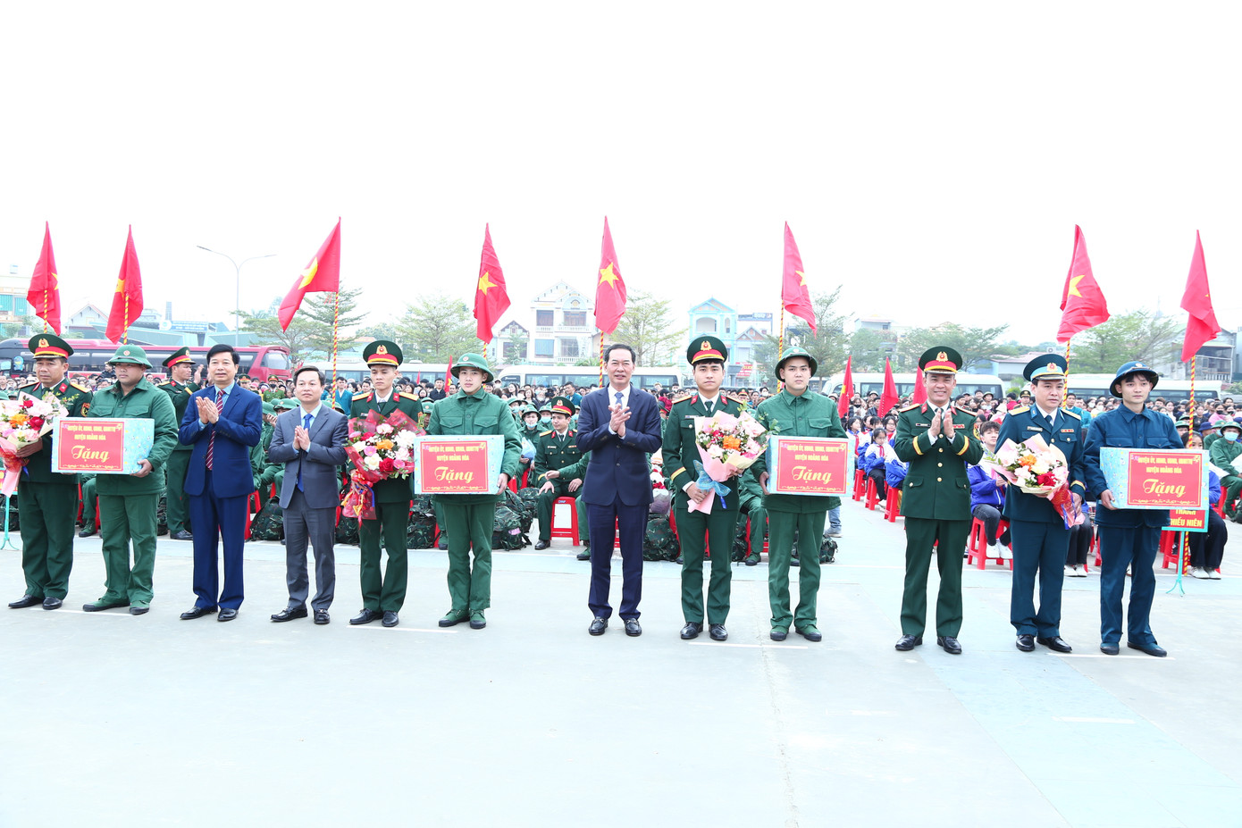 Phó Bí thư Tỉnh ủy Thanh Hóa Trịnh Tuấn Sinh cùng các đại biểu tặng quà các đơn vị nhận quân, tân binh. Phó Bí thư Tỉnh ủy Thanh Hóa Trịnh Tuấn Sinh cùng các đại biểu tặng quà các đơn vị nhận quân, tân binh.