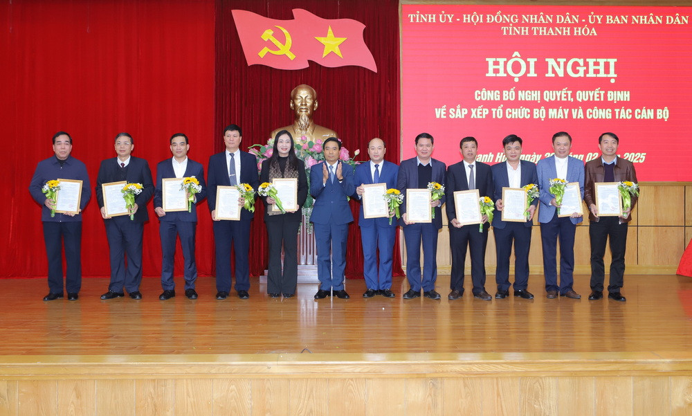 Bí thư Tỉnh ủy Thanh Hóa Nguyễn Doãn Anh trao quyết định và tặng hoa chúc mừng cán bộ vừa nhận nhiệm vụ mới. Bí thư Tỉnh ủy Thanh Hóa Nguyễn Doãn Anh trao quyết định và tặng hoa chúc mừng cán bộ vừa nhận nhiệm vụ mới.