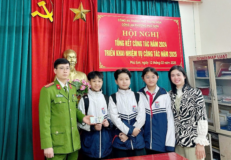 Ba học sinh trong số bốn học sinh nhặt được bọc tiền cùng cô giáo đến giao lại cho cơ quan công an Ba học sinh trong số bốn học sinh nhặt được bọc tiền cùng cô giáo đến giao lại cho cơ quan công an