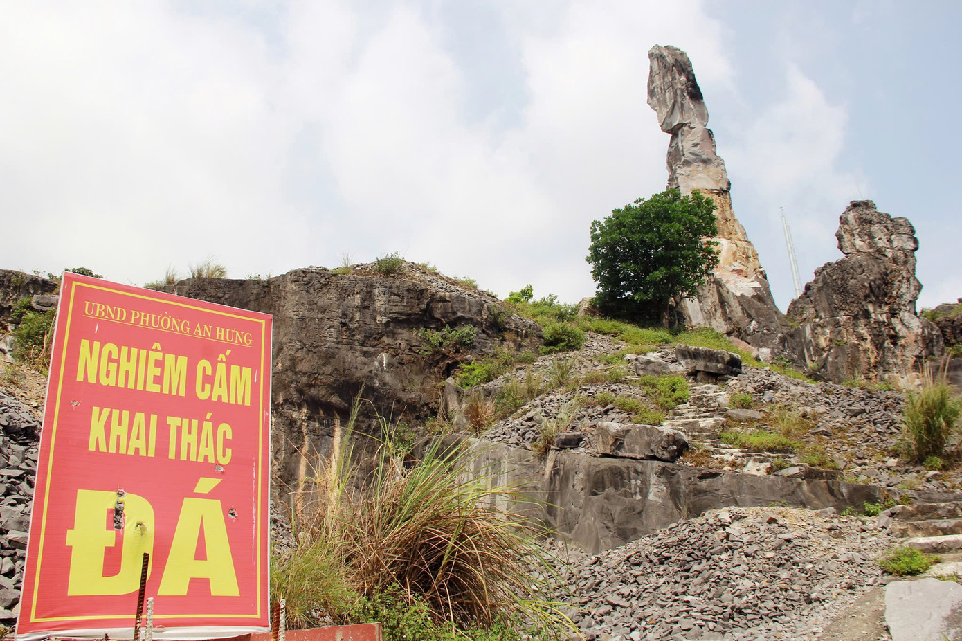 Cận cảnh Hòn Vọng Phu bị sét đánh được đề xuất gia cố 17 tỷ đồng ảnh 1