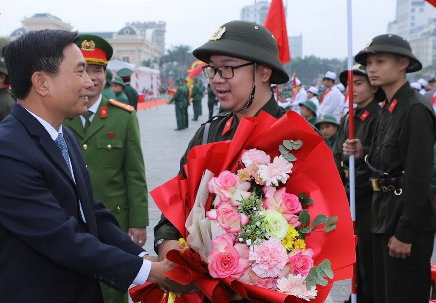 Bí thư Tỉnh ủy Thanh Hóa Nguyễn Doãn Anh tặng hoa động viên các tân binh Bí thư Tỉnh ủy Thanh Hóa Nguyễn Doãn Anh tặng hoa động viên các tân binh