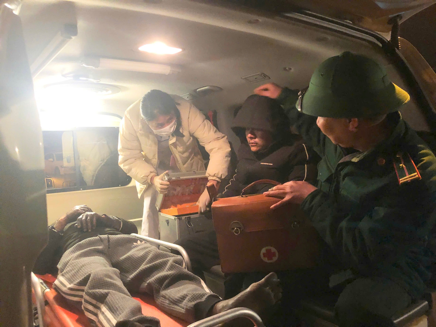 Hai thuyền viên được đưa đi cấp cứu kịp thời