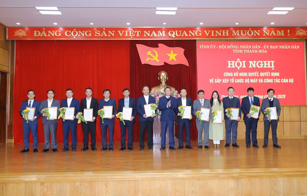 Chủ tịch UBND tỉnh Thanh Hóa Đỗ Minh Tuấn trao quyết định và tặng hoa chúc mừng.