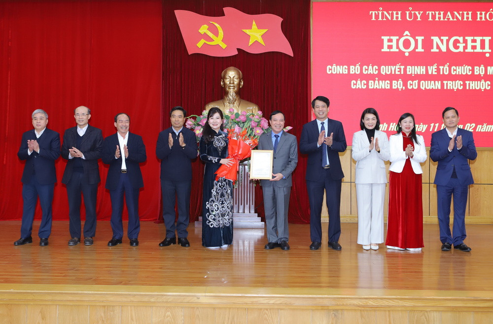 Bí thư Tỉnh ủy Nguyễn Doãn Anh đã trao các quyết định của Ban Thường vụ Tỉnh ủy và tặng hoa chúc mừng Đảng bộ các cơ quan Đảng tỉnh.