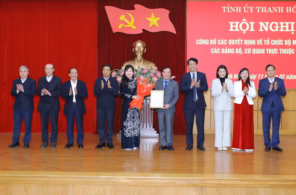 Bí thư Tỉnh ủy Nguyễn Doãn Anh đã trao các quyết định của Ban Thường vụ Tỉnh ủy và tặng hoa chúc mừng Đảng bộ các cơ quan Đảng tỉnh. Bí thư Tỉnh ủy Nguyễn Doãn Anh đã trao các quyết định của Ban Thường vụ Tỉnh ủy và tặng hoa chúc mừng Đảng bộ các cơ quan Đảng tỉnh.