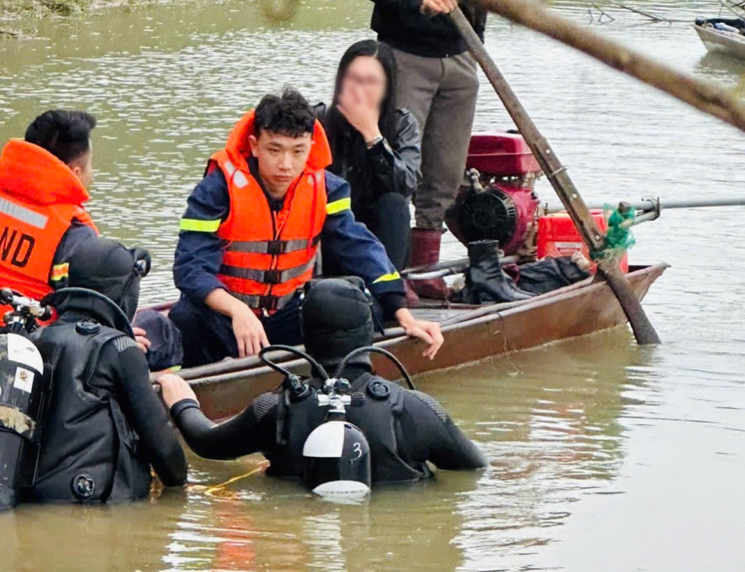 Lực lượng chức năng tìm kiếm các nạn nhân Lực lượng chức năng tìm kiếm các nạn nhân