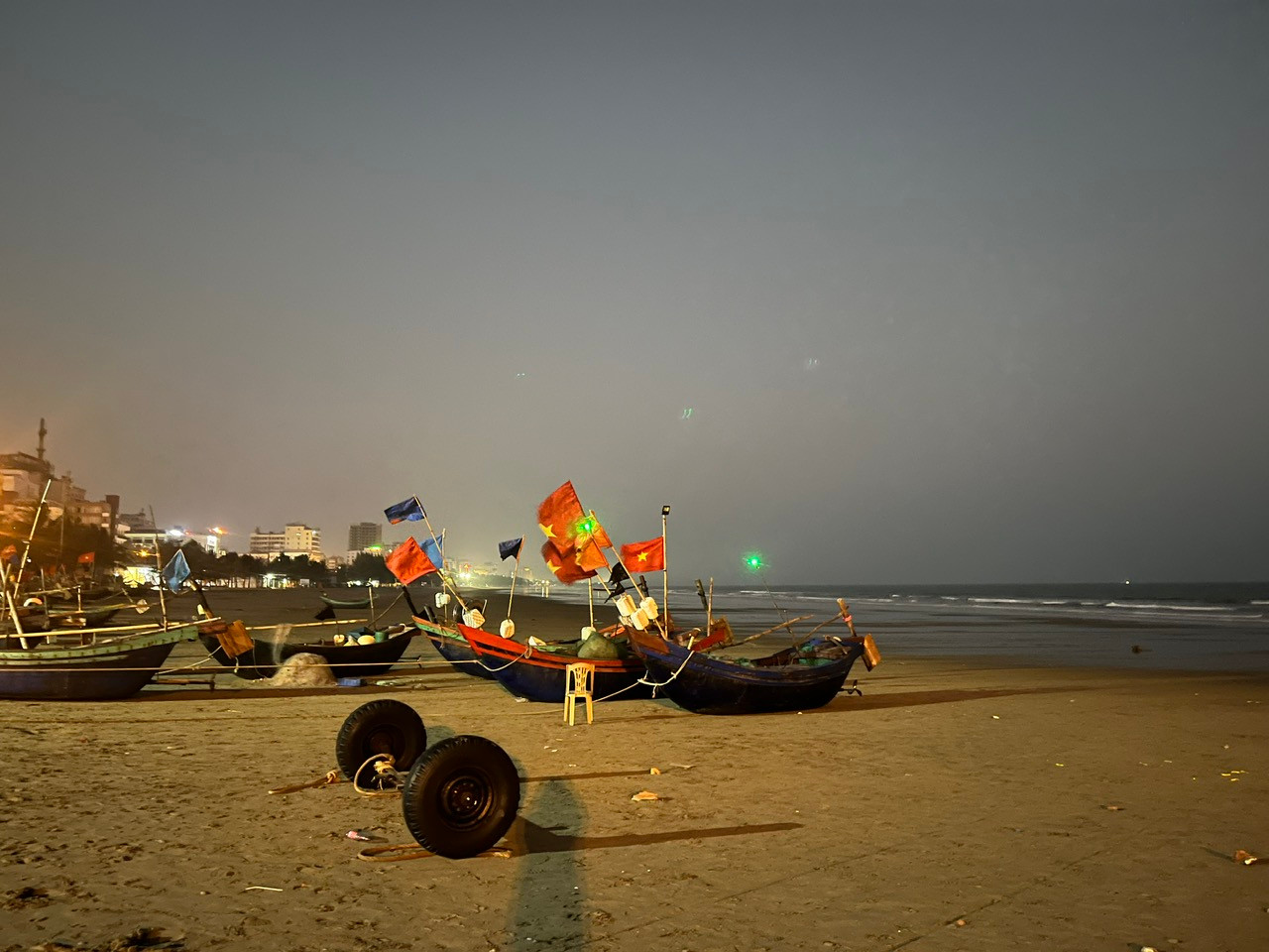 Thời tiết thuận hòa những ngày đầu năm, người dân Sầm Sơn cũng như du khách cầu mong một năm mới an lành, may mắn, hạnh phúc. Thời tiết thuận hòa những ngày đầu năm, người dân Sầm Sơn cũng như du khách cầu mong một năm mới an lành, may mắn, hạnh phúc.