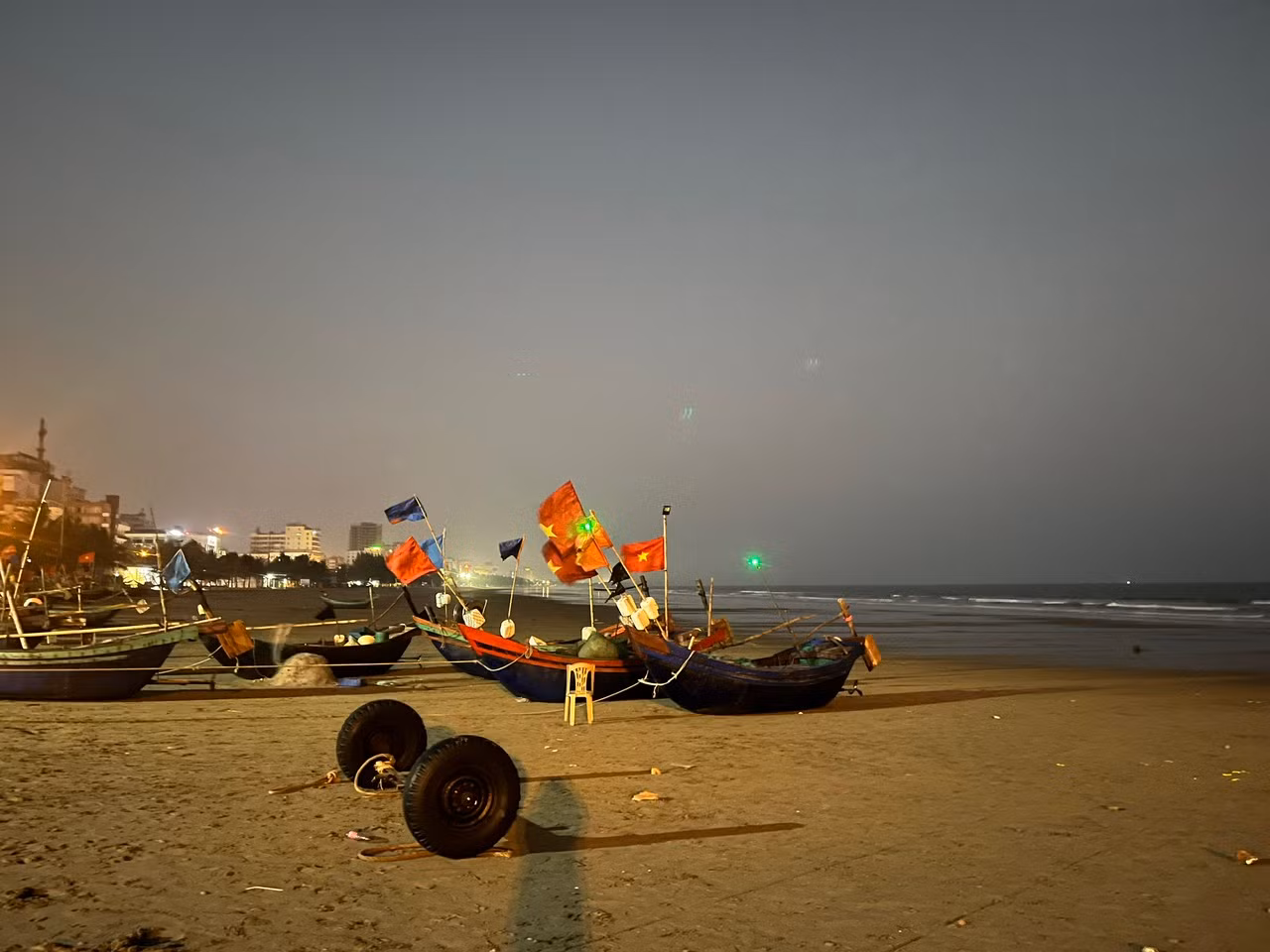 Thời tiết thuận hòa những ngày đầu năm, người dân Sầm Sơn cũng như du khách cầu mong một năm mới an lành, may mắn, hạnh phúc.