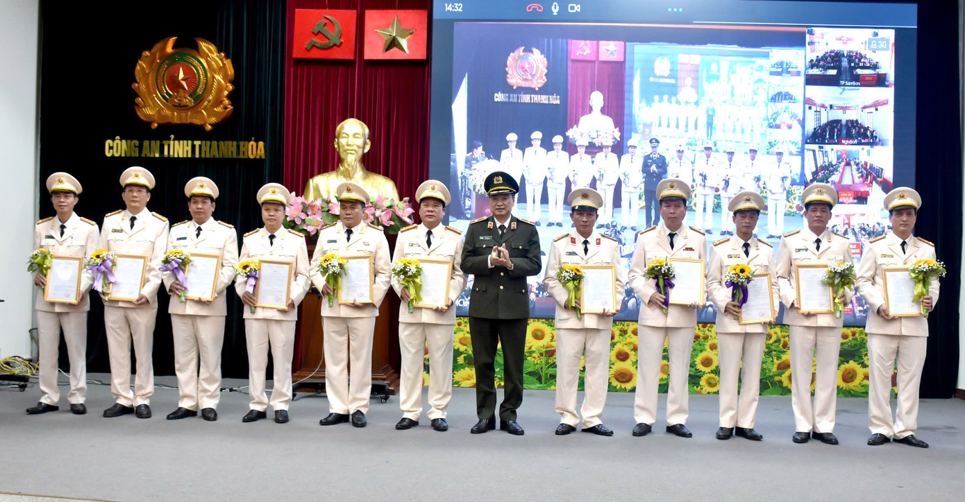 Thiếu tướng Trần Phú Hà, Giám đốc Công an tỉnh Thanh Hóa trao Quyết định điều động lãnh đạo các phòng Công an tỉnh.