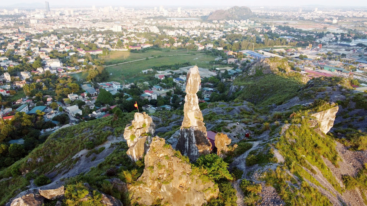 Hòn Vọng Phu nằm trong cụm di tích nghệ thuật và thắng cảnh núi An Hoạch (TP Thanh Hóa).