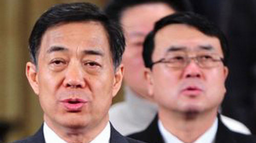 Bạc Hi Lai (trước) và Vương Lập Quân hát quốc ca trong một kỳ họp ở Trùng Khánh hồi tháng 1-2012 - Ảnh: Reuters