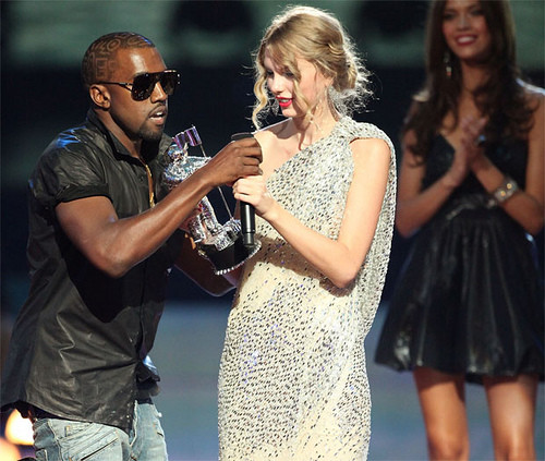 Kayne West giật micro của Taylor Swift khi cô đang phát biểu nhận giải tại MTV Video Music Awards 2009