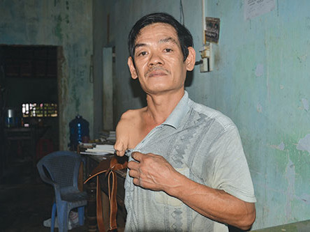 Ông Nhung chỉ ở nhà phụ vợ chặt đá lạnh, không lái xe chở đá đi bán